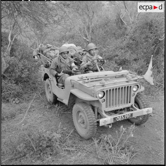 Rouïba. Transport des blessés en jeep ambulance.