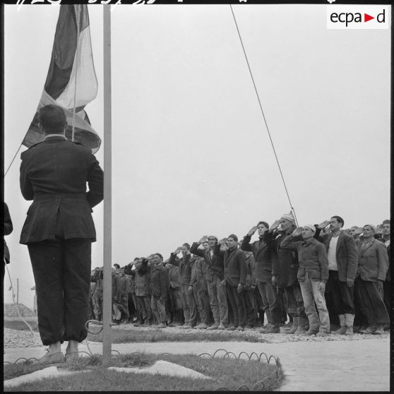 Tigzirt. Centre de rééducation et centre militaire d'internement. Cérémonie pour la libération de 43 détenus.