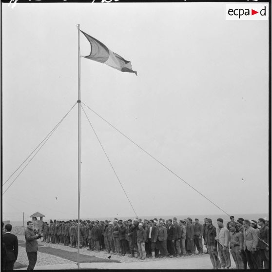 Tigzirt. Centre de rééducation et centre militaire d'internement. Cérémonie pour la libération de 43 détenus.