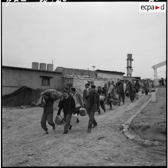 Tigzirt. Centre de rééducation et centre militaire d'internement. Départ de 43 détenus libérés pour rentrer dans leur famille.