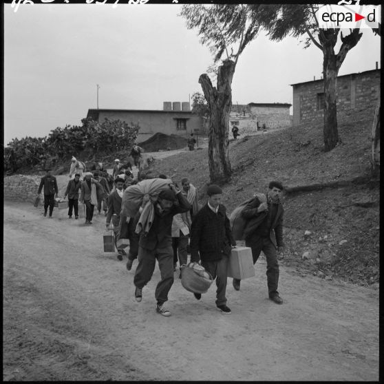 Tigzirt. Centre de rééducation et centre militaire d'internement. Départ de 43 détenus libérés pour rentrer dans leur famille.