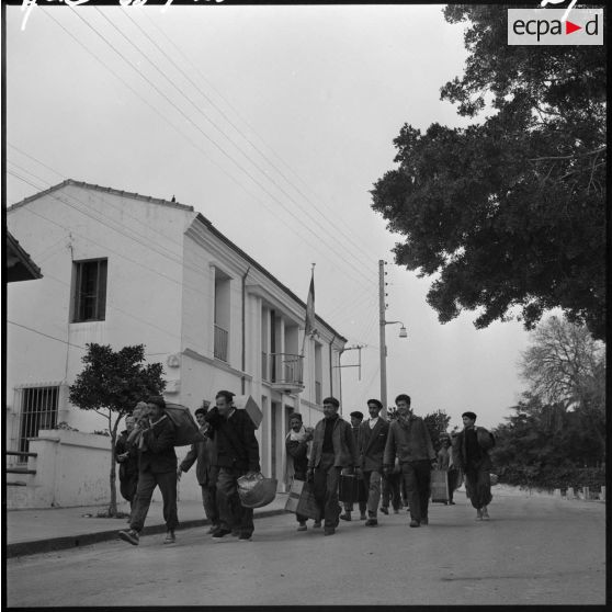 Tigzirt. Centre de rééducation et centre militaire d'internement. Départ de 43 détenus libérés pour rentrer dans leur famille.