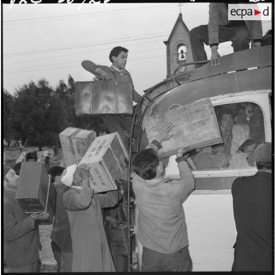 Tigzirt. Centre de rééducation et centre militaire d'internement. Les 43 détenus libérés chargent leurs bagages et s'installent dans le bus.