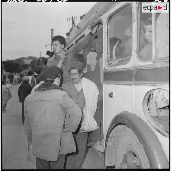 Tigzirt. Centre de rééducation et centre militaire d'internement. Les 43 détenus libérés chargent leurs bagages et s'installent dans le bus.