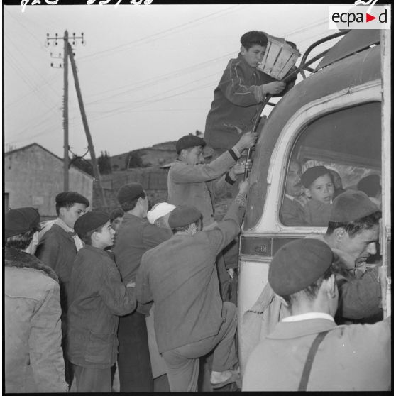 Tigzirt. Centre de rééducation et centre militaire d'internement. Les 43 détenus libérés chargent leurs bagages et s'installent dans le bus.