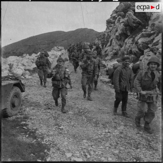 Région de Tizi Ouzou. Opération K 18. Les parachutistes grimpent le piton à la recherche de grottes.