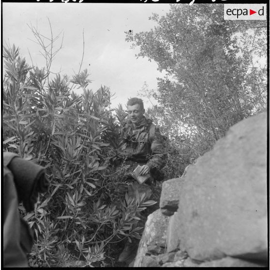 Région de Tizi Ouzou. Opération K 18. Les parachutistes grimpent le piton à la recherche de grottes.