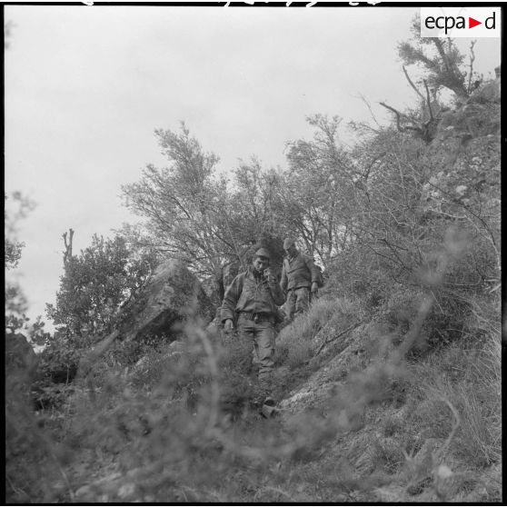 Région de Tizi Ouzou. Opération K 18. Les parachutistes grimpent le piton à la recherche de grottes.