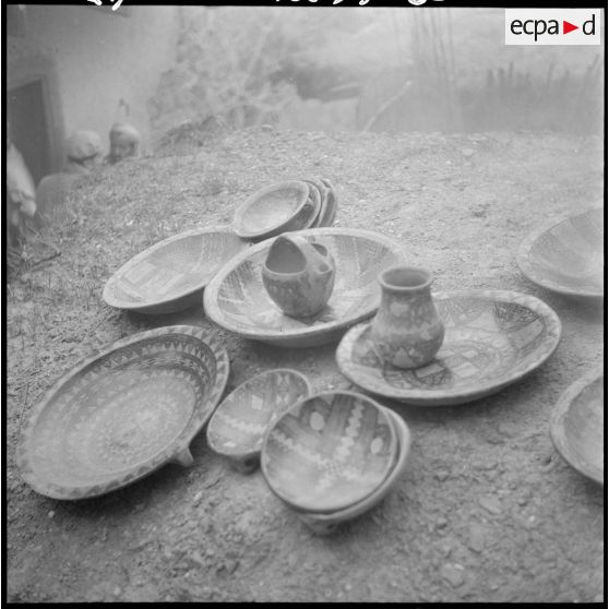 Région de Tizi Ouzou. Opération K 18. De la poterie faite par les femmes du village.