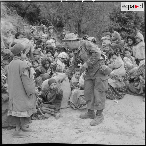 Région de Tizi Ouzou. Opération K 18. Distribution de bonbons aux enfants par les parachutistes.