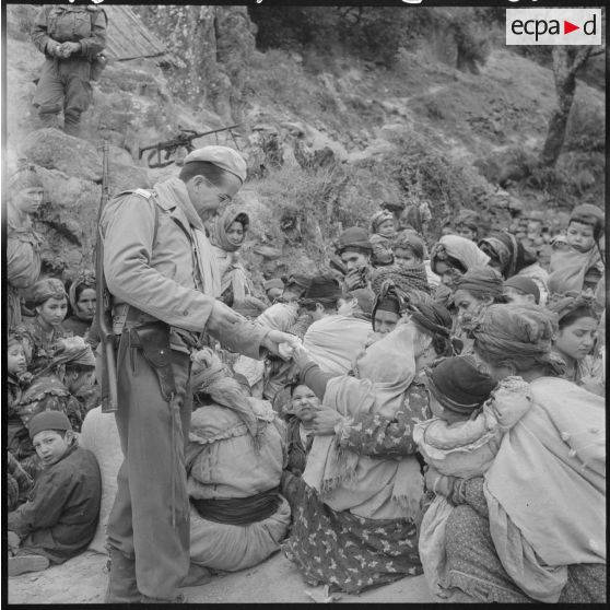 Région de Tizi Ouzou. Opération K 18. Distribution de bonbons aux enfants par les parachutistes.