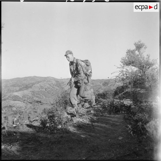 Région de Tizi Ouzou. Opération K 18. Soldat 1ère classe du 6ème régiment de parachutistes d'infanterie de marine (RPIMa) venant du Soudan, en surveillance.