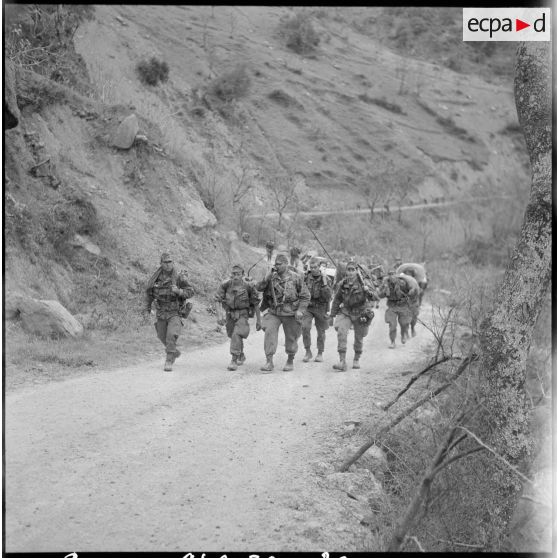 Région de Tizi Ouzou. Opération K 18. Les parachutistes ramènent leur butin au camion.