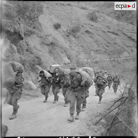 Région de Tizi Ouzou. Opération K 18. Les parachutistes ramènent leur butin au camion.