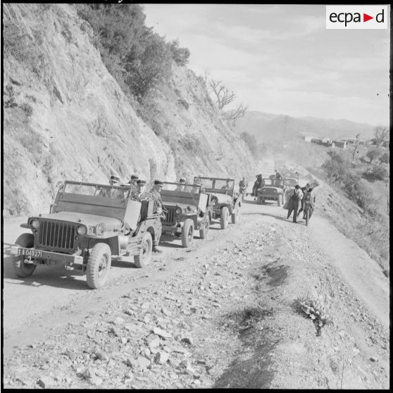 Beni Douala. Des soldats sur la route.