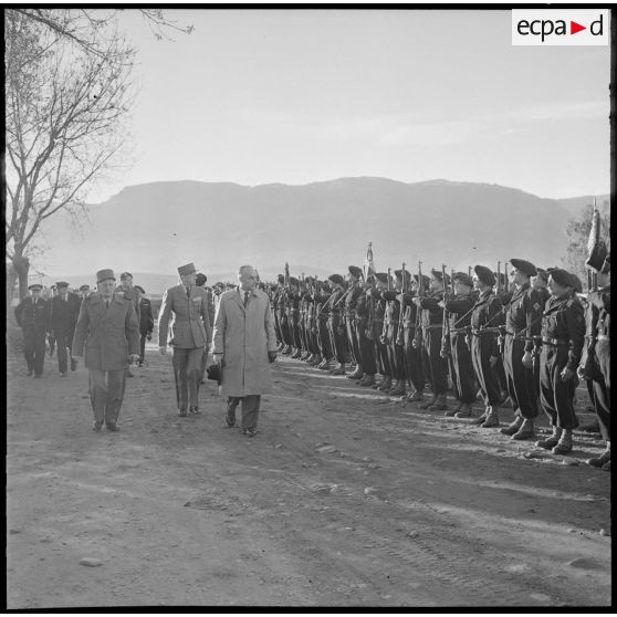 Tizi-Ouzou. Les autorités passent les troupes en revue.