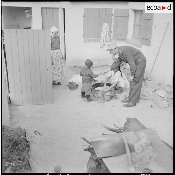 Lamoricière. Le chef de la section administrative spécialisée (SAS) visite la famille d'un Moghazni.