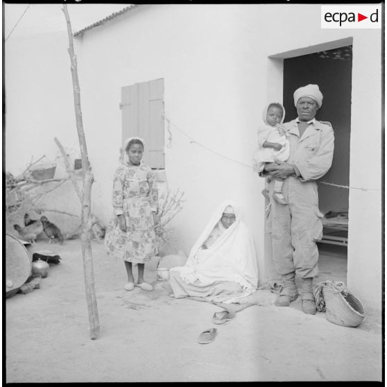 Lamoricière. Un moghazni et sa famille.