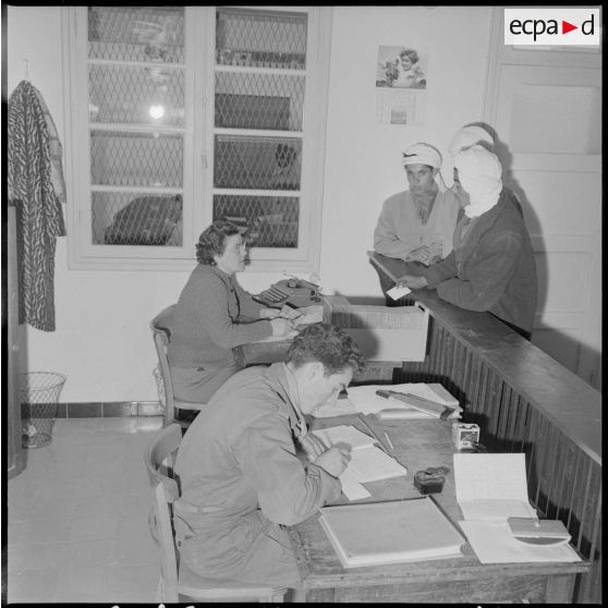 Lamoricière. Remise de pièces d'Etat civil, établies par la section administrative spécialisée (SAS).