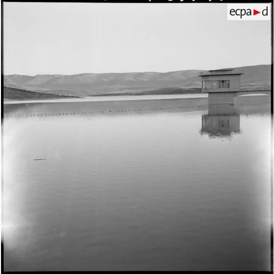 Beni-Badhel. Le lac de réserve pour le barrage.