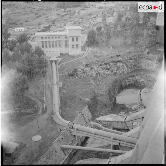 Beni-Badhel. Usine électrique prise du haut du barrage principal.