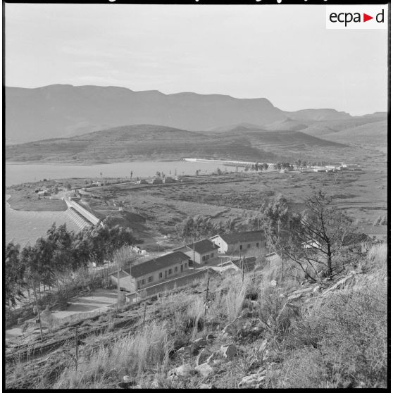 Beni-Badhel. Barrage de retenue et barrage d'évacuation.