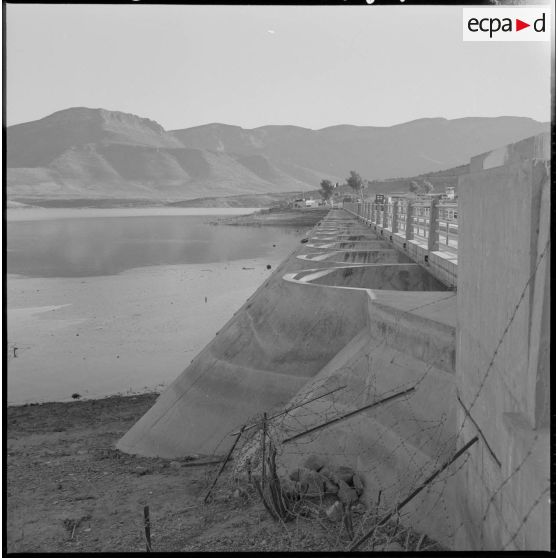 Beni-Badhel. Barrage de retenue.