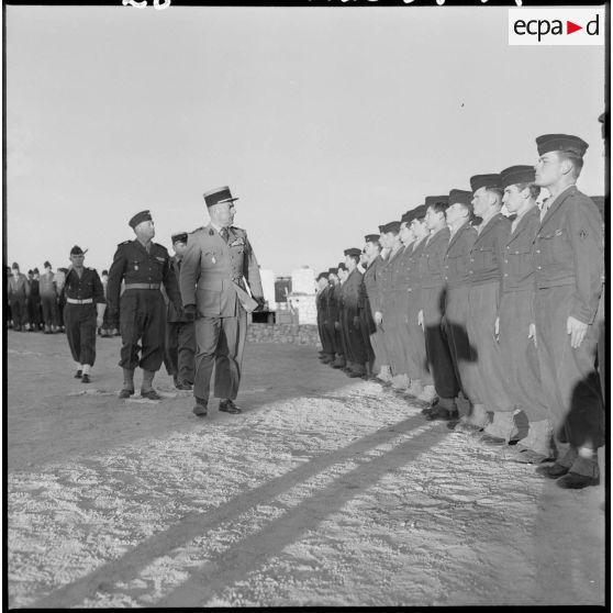 Beni-Badhel. Revue des troupes lors de la présentation du drapeau aux recrues.