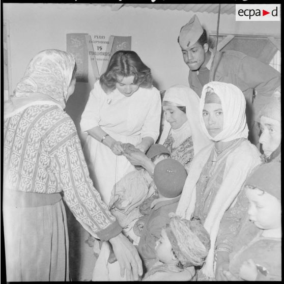 Cercle féminin en Kabylie. Cours de couture.