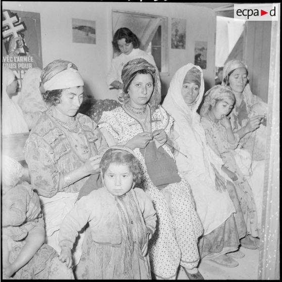 Cercle féminin en Kabylie. Cours de couture.