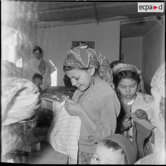 Cercle féminin en Kabylie. Cours de couture.