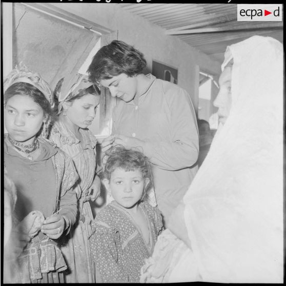 Cercle féminin en Kabylie. Cours de couture.