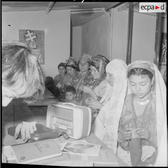 Cercle féminin en Kabylie. Cours de couture.