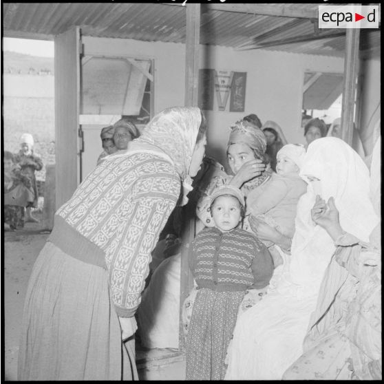 Cercle féminin en Kabylie. Cours de couture.