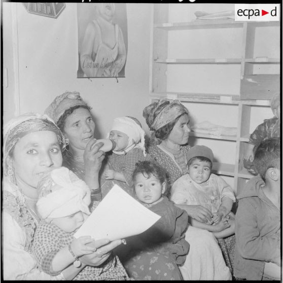 Cercle féminin en Kabylie. Cours de puériculture.