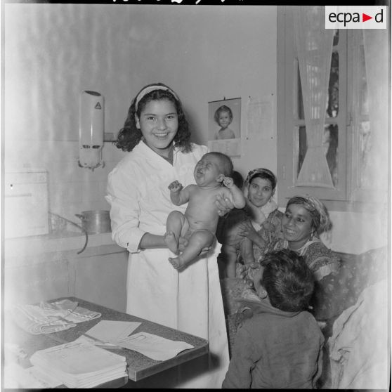 Cercle féminin en Kabylie. Portrait de l'auxiliaire qui donne des cours de puériculture avec un bébé.