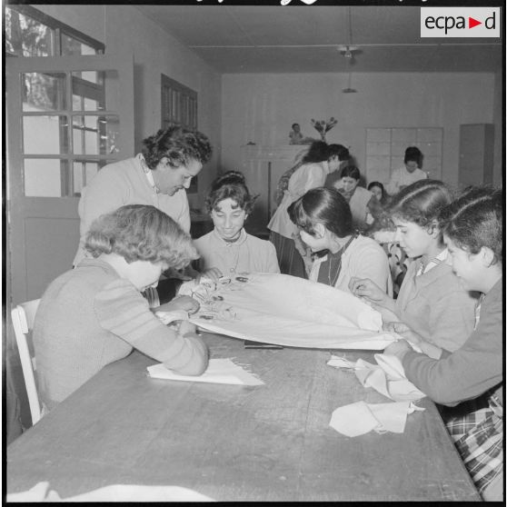 Cercle féminin en Kabylie. Cours de couture.