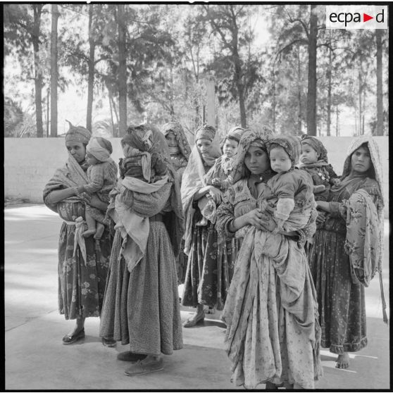 Cercle féminin en Kabylie. Portrait de femmes avec leurs enfants.