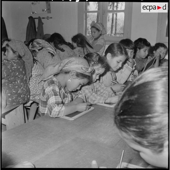 Cercle féminin en Kabylie. Cours d'écriture.