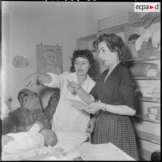 Cercle féminin en Kabylie. Cours de puériculture.