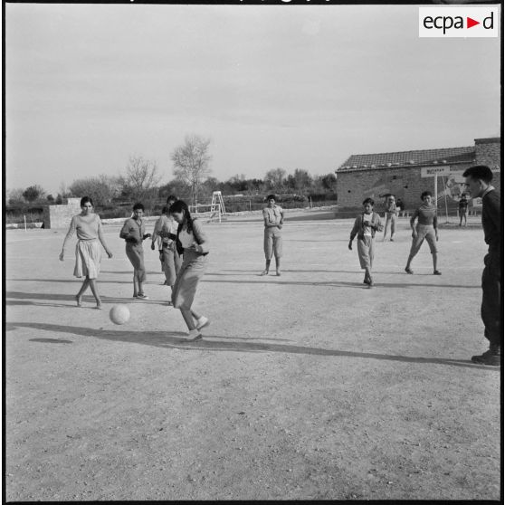 Le Telagh. La jeunesse féminine de Rochambeau ne craint pas les jeux de garçons.