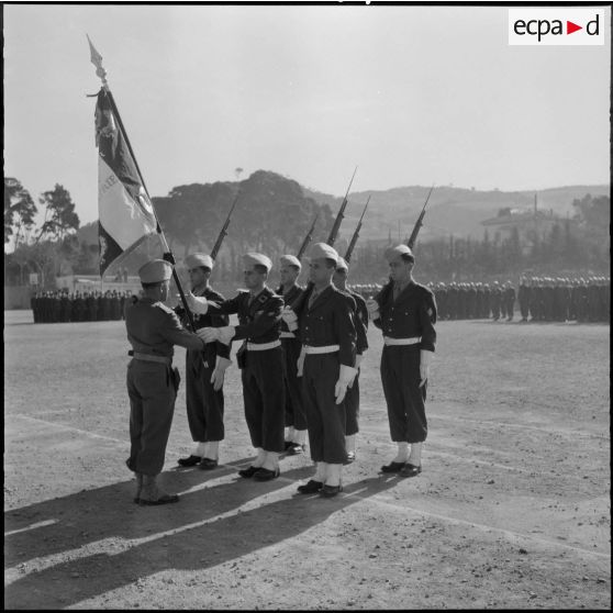 Cherchell. Ecole militaire d'infanterie. Le colonel Marey remet le drapeau a un soldat.