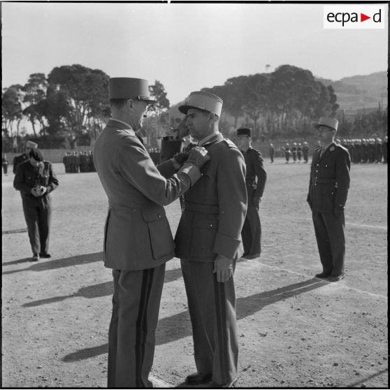 Cherchell. Ecole militaire d'infanterie. Le général Allard remet une décoration.