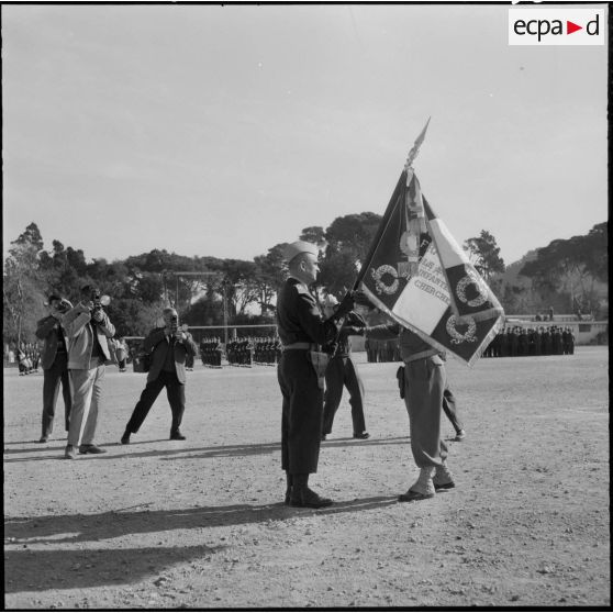 Cherchell. Ecole militaire d'infanterie. Le colonel Marey transmet ses pouvoirs au colonel Bernachot en lui remettant le drapeau.