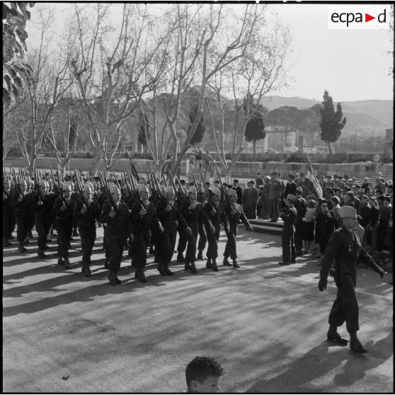 Cherchell. Ecole militaire d'infanterie. Défilé des élèves de l'école militaire d'infanterie.