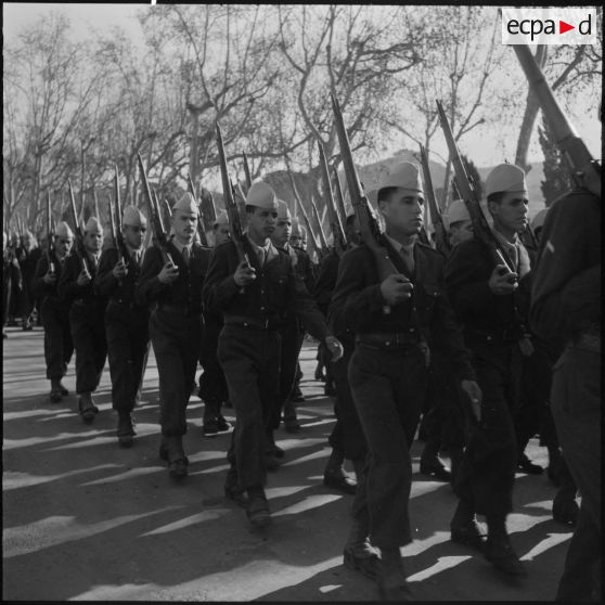 Cherchell. Ecole militaire d'infanterie. Défilé des élèves de l'école militaire d'infanterie.