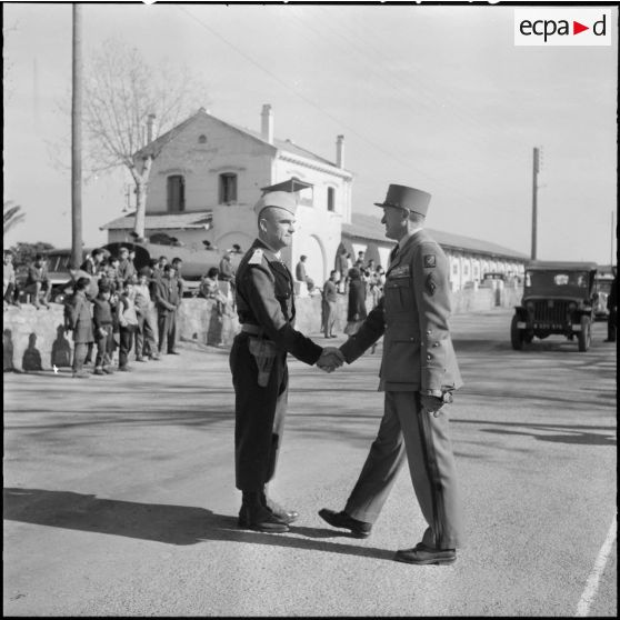 Cherchell. Ecole militaire d'infanterie. Le général Allard serre la main du colonel Marey.