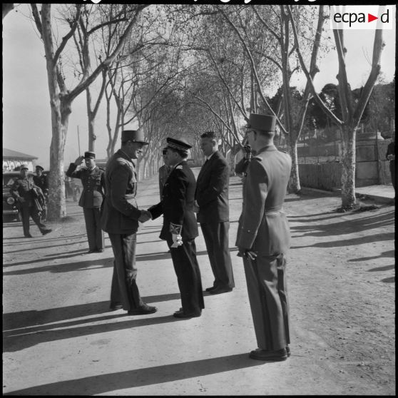 Cherchell. Ecole militaire d'infanterie. Le général Allard salue une autorité.