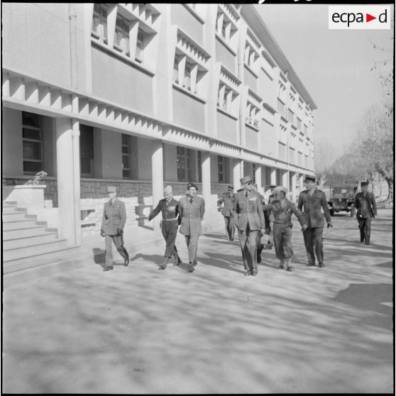 Cherchell. Ecole militaire d'infanterie. Arrivée des autorités pour la visite de l'école.