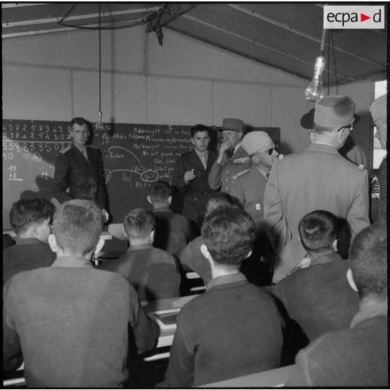 Cherchell. Ecole militaire d'infanterie. Les autorités visitent l'école.